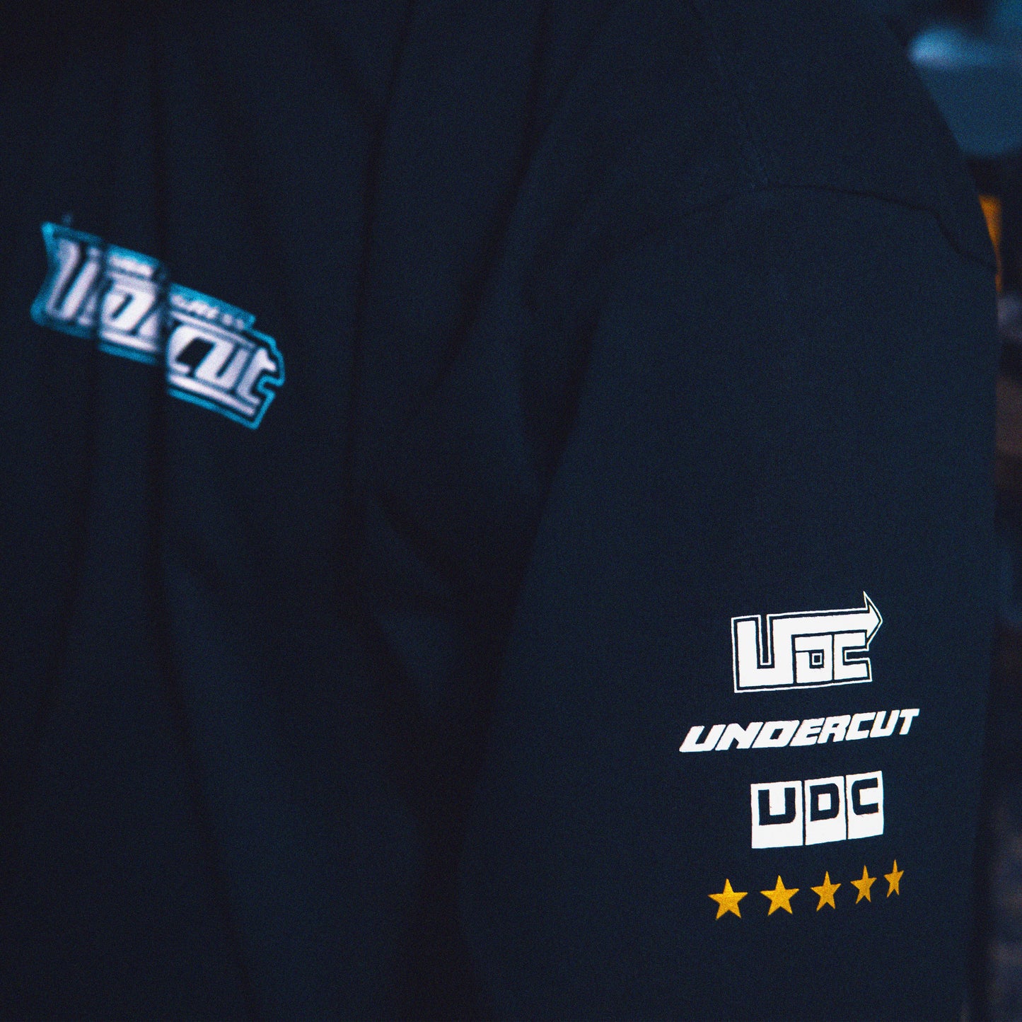 A camiseta possui modelagem highline, com um corte padrão e gola de 3,5 cm. Feita de malha 100% algodão premium de peso médio de 175 GSM na cor preta. Possui estampa serigrafada na frente e na manga. Need for speed, jogo, game, streetwear, corrida, tunning, anos 2000, playstation 2, nostalgia, amigos, dvd, cd, capinha