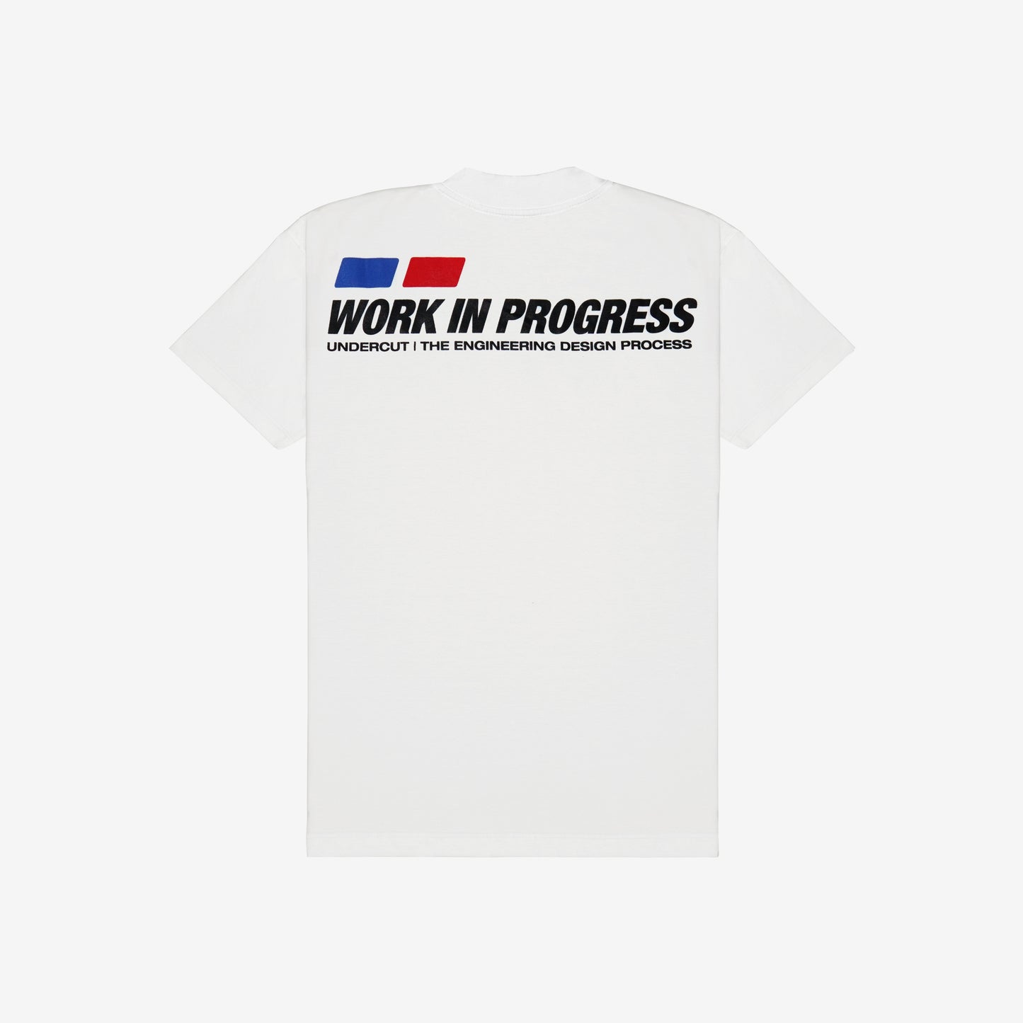 A camiseta possui modelagem highline, com um corte padrão e gola de 3,5 cm. Feita de malha 100% algodão premium de peso médio de 175 GSM na cor off-white. Possui estampa serigrafada na frente e nas costas. Gran Turismo, jogo, game, streetwear, corrida, tunning, anos 2000, playstation 2, nostalgia, amigos, dvd, cd, capinha