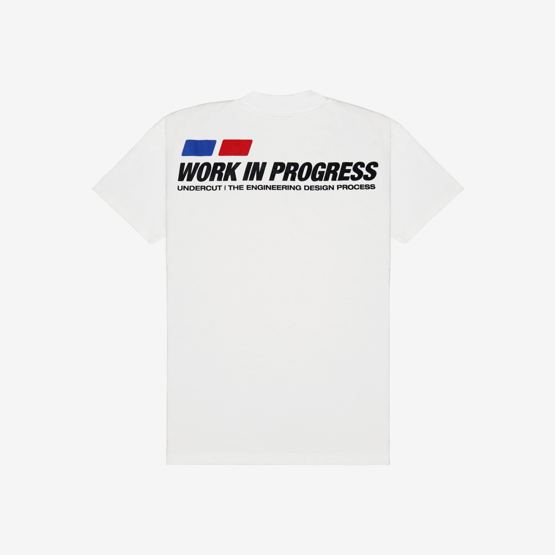 A camiseta possui modelagem highline, com um corte padrão e gola de 3,5 cm. Feita de malha 100% algodão premium de peso médio de 175 GSM na cor off-white. Possui estampa serigrafada na frente e nas costas. Gran Turismo, jogo, game, streetwear, corrida, tunning, anos 2000, playstation 2, nostalgia, amigos, dvd, cd, capinha