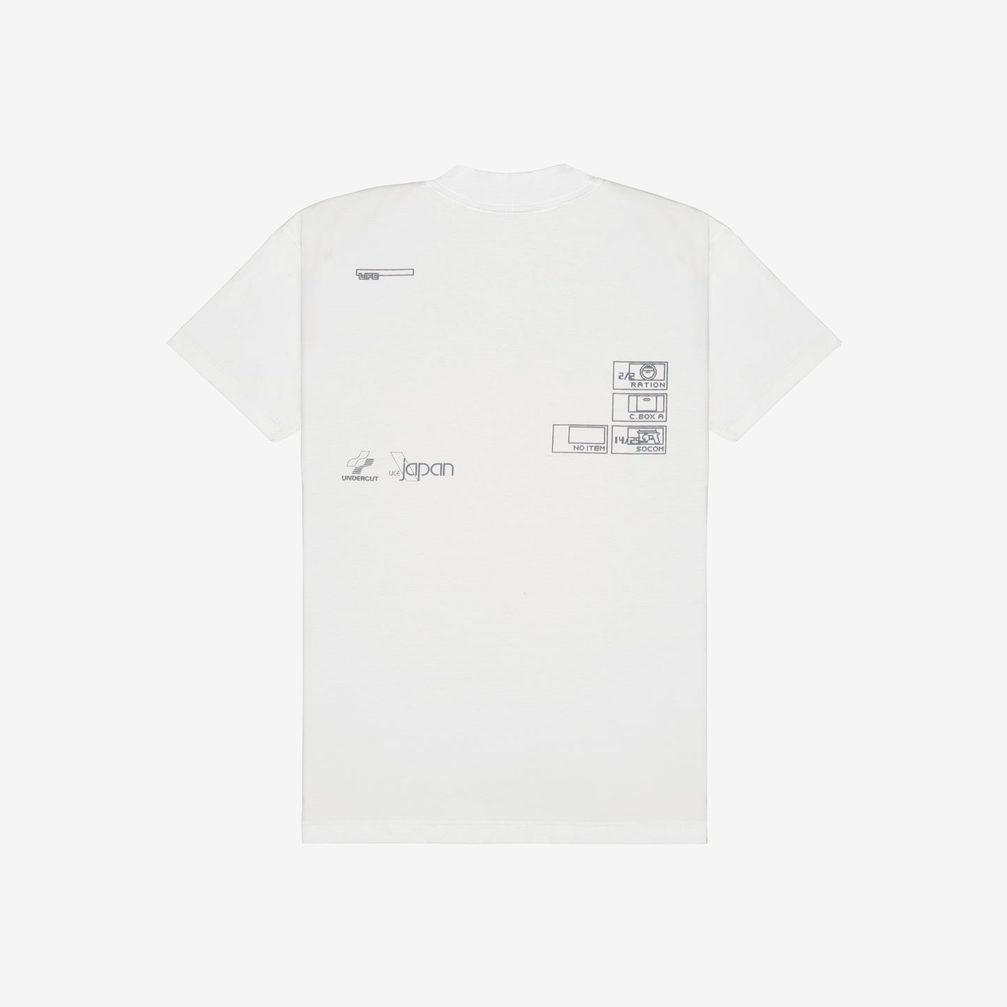 A camiseta possui modelagem highline, com um corte padrão e gola de 3,5 cm. Feita de malha 100% algodão premium de peso médio de 175 GSM na cor off-white. Possui estampa serigrafada na frente e nas costas. Metal Gear Solid, jogo, game, streetwear, corrida, tunning, anos 2000, playstation 2, nostalgia, amigos, dvd, cd, capinha