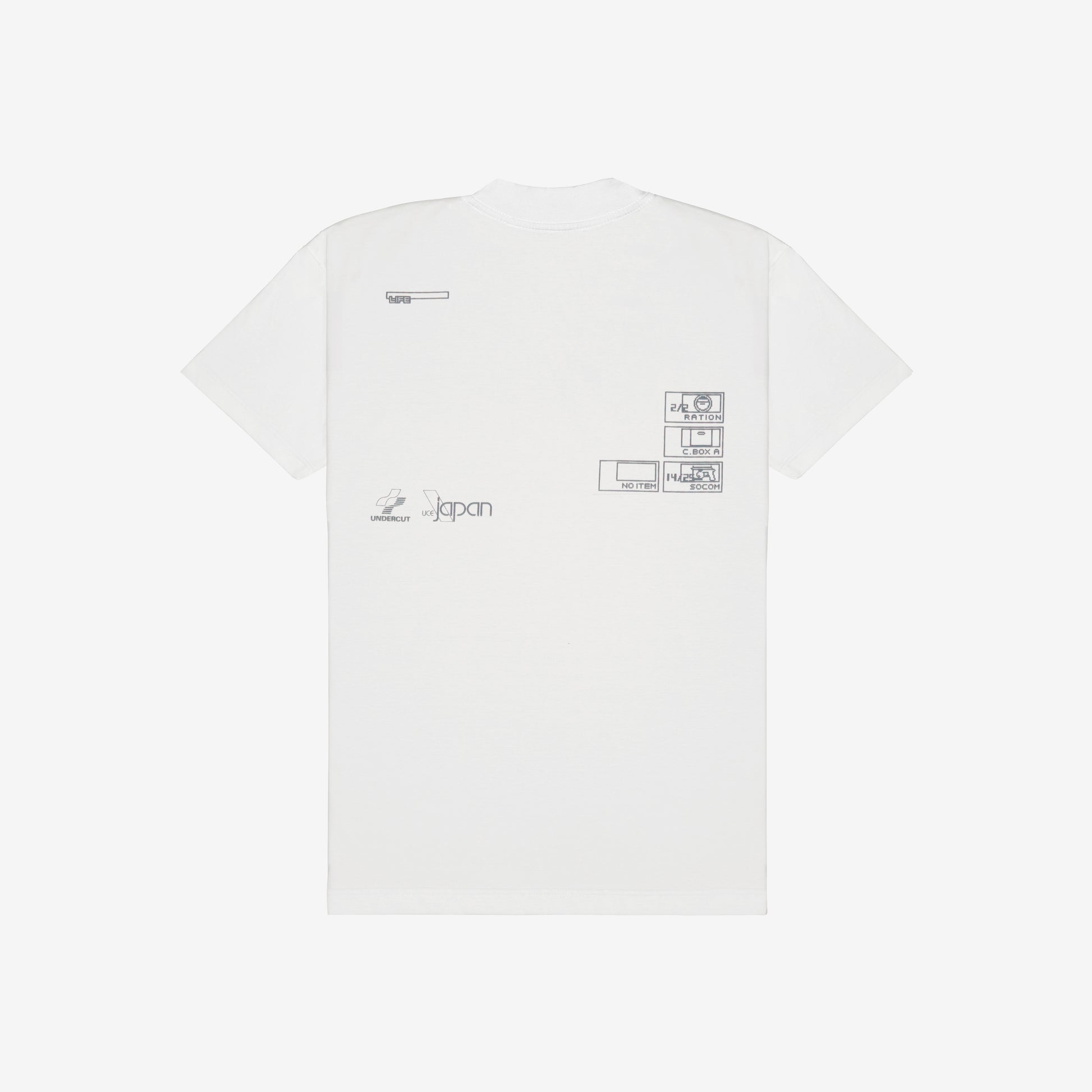 A camiseta possui modelagem highline, com um corte padrão e gola de 3,5 cm. Feita de malha 100% algodão premium de peso médio de 175 GSM na cor off-white. Possui estampa serigrafada na frente e nas costas. Metal Gear Solid, jogo, game, streetwear, corrida, tunning, anos 2000, playstation 2, nostalgia, amigos, dvd, cd, capinha