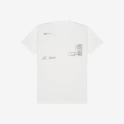 A camiseta possui modelagem highline, com um corte padrão e gola de 3,5 cm. Feita de malha 100% algodão premium de peso médio de 175 GSM na cor off-white. Possui estampa serigrafada na frente e nas costas. Metal Gear Solid, jogo, game, streetwear, corrida, tunning, anos 2000, playstation 2, nostalgia, amigos, dvd, cd, capinha
