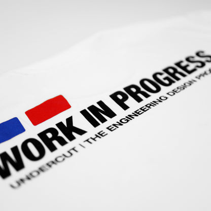 A camiseta possui modelagem highline, com um corte padrão e gola de 3,5 cm. Feita de malha 100% algodão premium de peso médio de 175 GSM na cor off-white. Possui estampa serigrafada na frente e nas costas. Gran Turismo, jogo, game, streetwear, corrida, tunning, anos 2000, playstation 2, nostalgia, amigos, dvd, cd, capinha