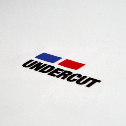 A camiseta possui modelagem highline, com um corte padrão e gola de 3,5 cm. Feita de malha 100% algodão premium de peso médio de 175 GSM na cor off-white. Possui estampa serigrafada na frente e nas costas. Gran Turismo, jogo, game, streetwear, corrida, tunning, anos 2000, playstation 2, nostalgia, amigos, dvd, cd, capinha