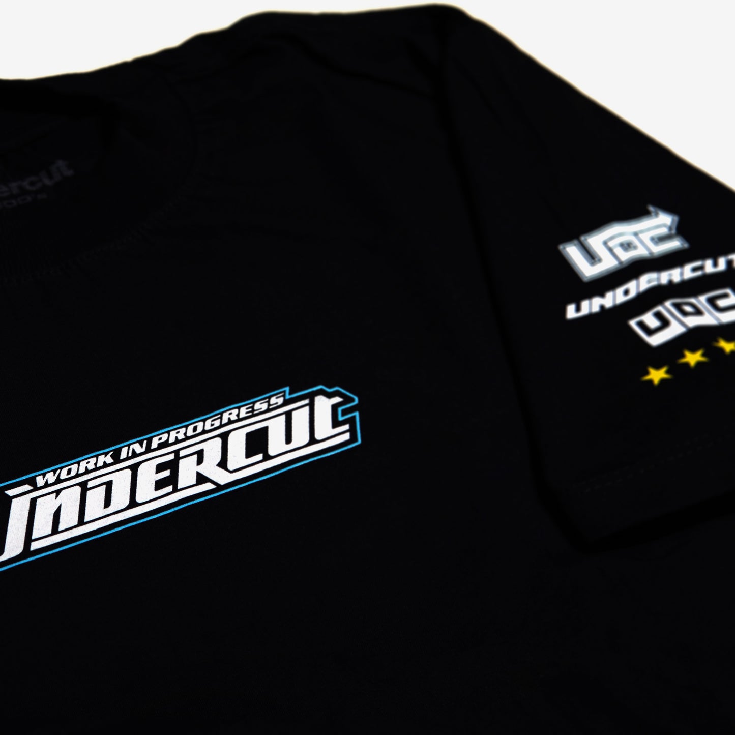 A camiseta possui modelagem highline, com um corte padrão e gola de 3,5 cm. Feita de malha 100% algodão premium de peso médio de 175 GSM na cor preta. Possui estampa serigrafada na frente e na manga. Need for speed, jogo, game, streetwear, corrida, tunning, anos 2000, playstation 2, nostalgia, amigos, dvd, cd, capinha