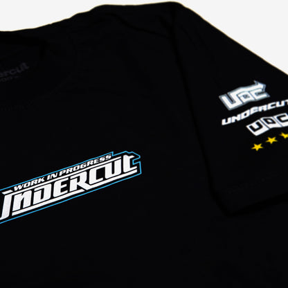 A camiseta possui modelagem highline, com um corte padrão e gola de 3,5 cm. Feita de malha 100% algodão premium de peso médio de 175 GSM na cor preta. Possui estampa serigrafada na frente e na manga. Need for speed, jogo, game, streetwear, corrida, tunning, anos 2000, playstation 2, nostalgia, amigos, dvd, cd, capinha