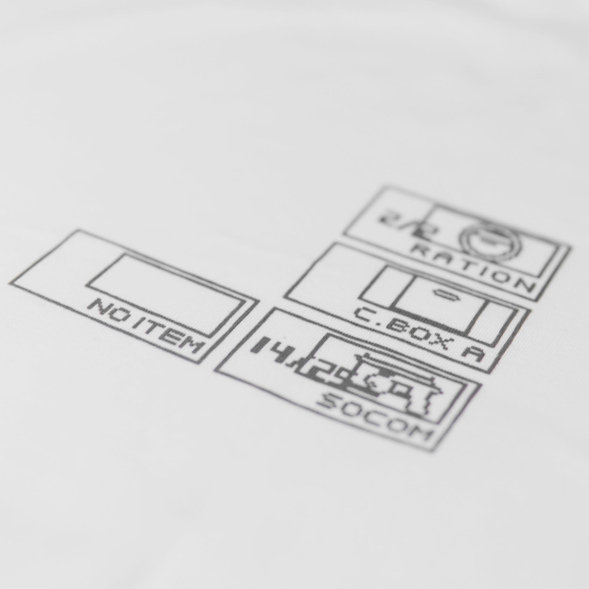 A camiseta possui modelagem highline, com um corte padrão e gola de 3,5 cm. Feita de malha 100% algodão premium de peso médio de 175 GSM na cor off-white. Possui estampa serigrafada na frente e nas costas. Metal Gear Solid, jogo, game, streetwear, corrida, tunning, anos 2000, playstation 2, nostalgia, amigos, dvd, cd, capinha