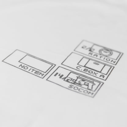 A camiseta possui modelagem highline, com um corte padrão e gola de 3,5 cm. Feita de malha 100% algodão premium de peso médio de 175 GSM na cor off-white. Possui estampa serigrafada na frente e nas costas. Metal Gear Solid, jogo, game, streetwear, corrida, tunning, anos 2000, playstation 2, nostalgia, amigos, dvd, cd, capinha