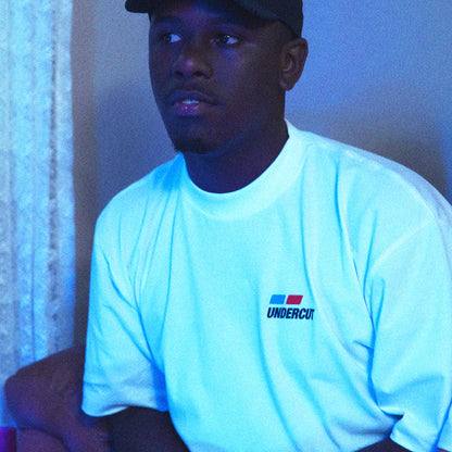 A camiseta possui modelagem highline, com um corte padrão e gola de 3,5 cm. Feita de malha 100% algodão premium de peso médio de 175 GSM na cor off-white. Possui estampa serigrafada na frente e nas costas. Gran Turismo, jogo, game, streetwear, corrida, tunning, anos 2000, playstation 2, nostalgia, amigos, dvd, cd, capinha