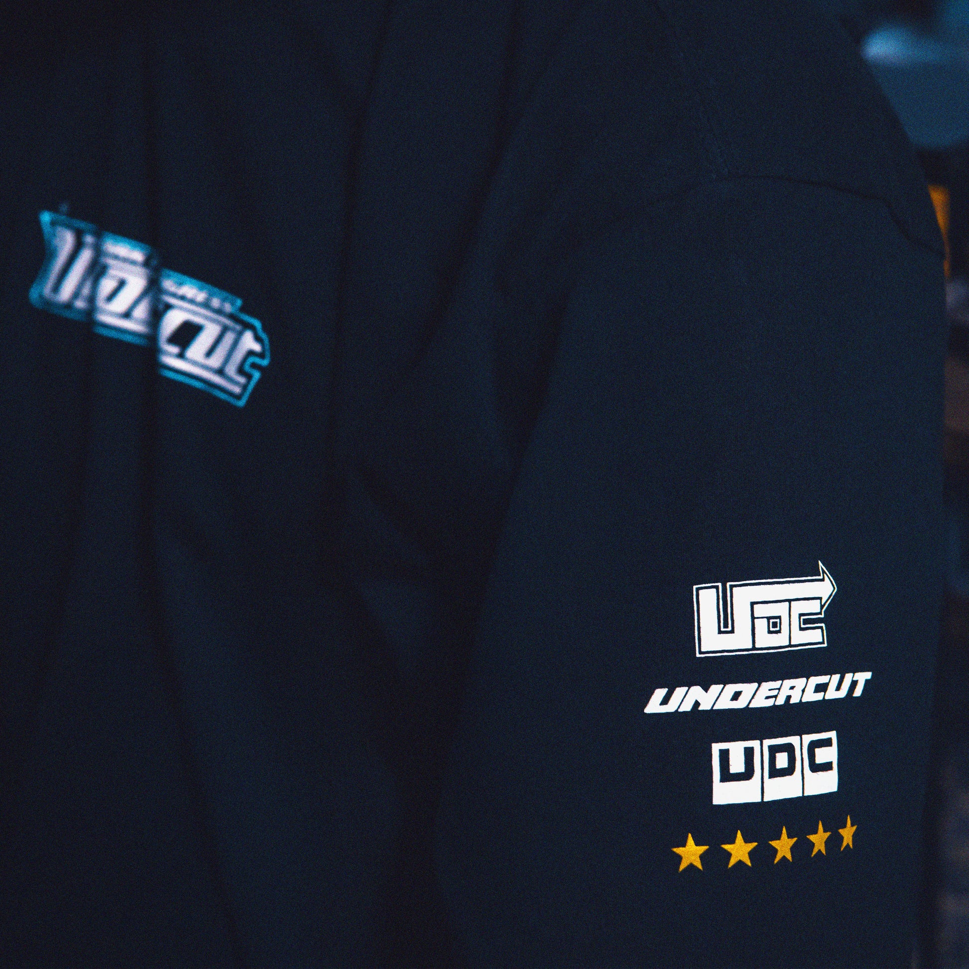 A camiseta possui modelagem highline, com um corte padrão e gola de 3,5 cm. Feita de malha 100% algodão premium de peso médio de 175 GSM na cor preta. Possui estampa serigrafada na frente e na manga. Need for speed, jogo, game, streetwear, corrida, tunning, anos 2000, playstation 2, nostalgia, amigos, dvd, cd, capinha