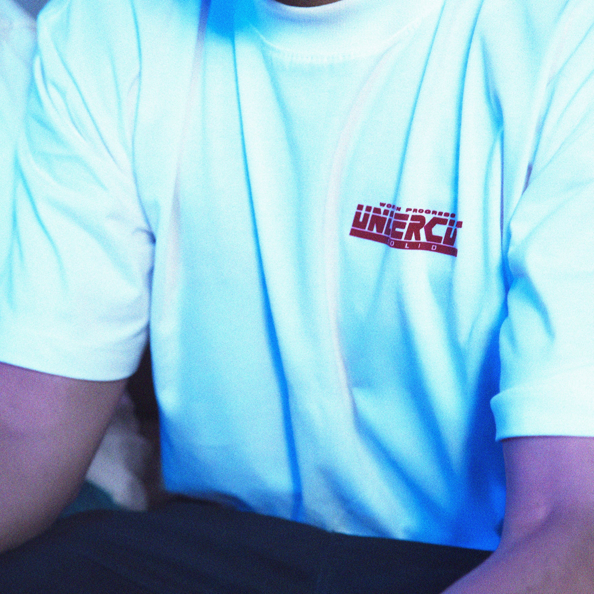 A camiseta possui modelagem highline, com um corte padrão e gola de 3,5 cm. Feita de malha 100% algodão premium de peso médio de 175 GSM na cor off-white. Possui estampa serigrafada na frente e nas costas. Metal Gear Solid, jogo, game, streetwear, corrida, tunning, anos 2000, playstation 2, nostalgia, amigos, dvd, cd, capinha