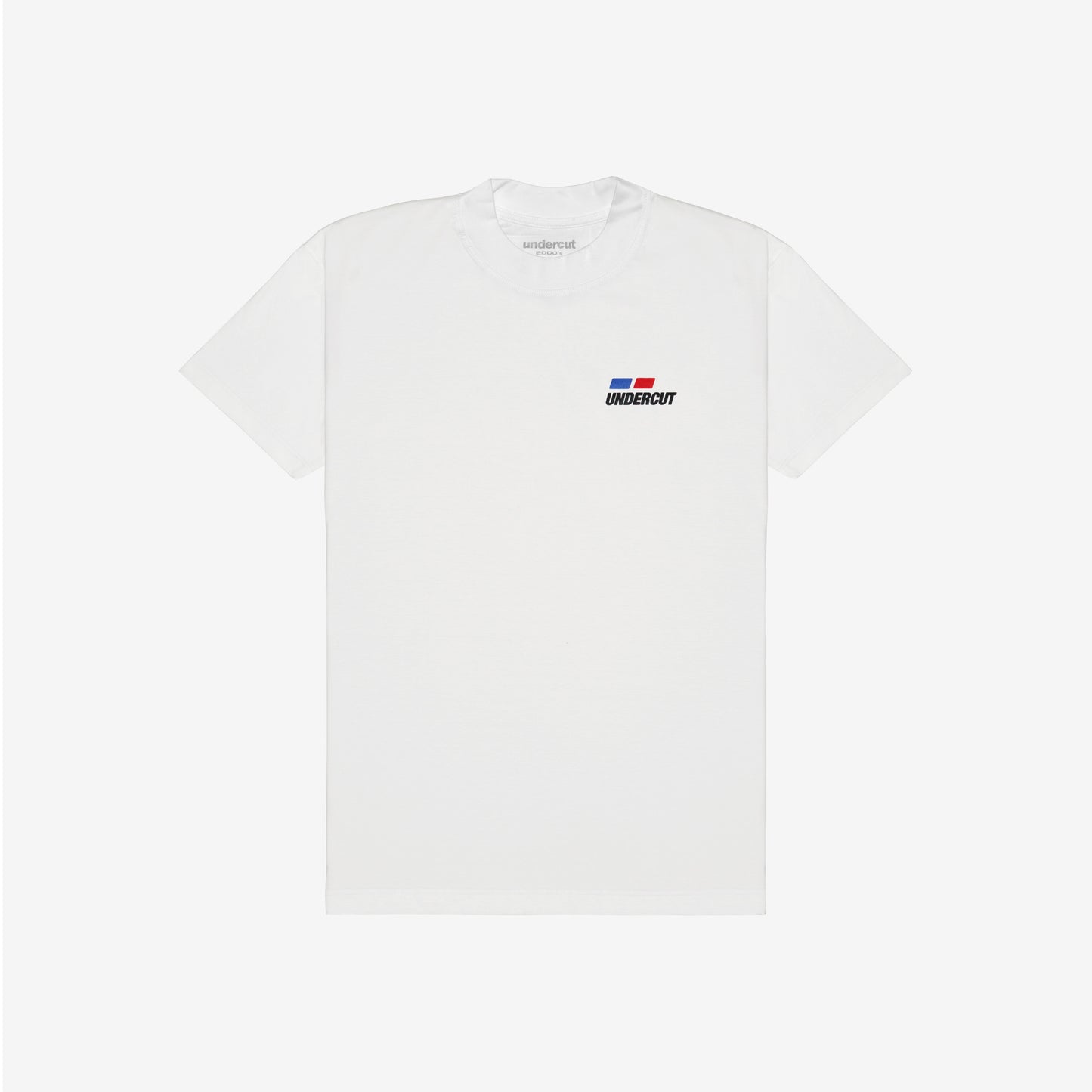 A camiseta possui modelagem highline, com um corte padrão e gola de 3,5 cm. Feita de malha 100% algodão premium de peso médio de 175 GSM na cor off-white. Possui estampa serigrafada na frente e nas costas. Gran Turismo, jogo, game, streetwear, corrida, tunning, anos 2000, playstation 2, nostalgia, amigos, dvd, cd, capinha