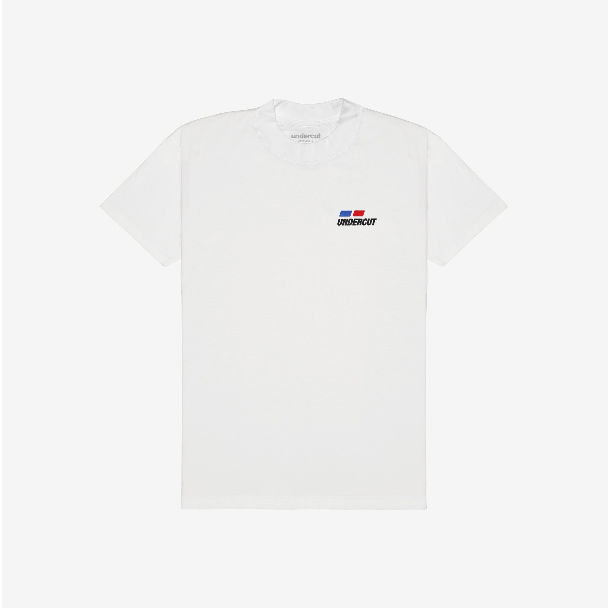A camiseta possui modelagem highline, com um corte padrão e gola de 3,5 cm. Feita de malha 100% algodão premium de peso médio de 175 GSM na cor off-white. Possui estampa serigrafada na frente e nas costas. Gran Turismo, jogo, game, streetwear, corrida, tunning, anos 2000, playstation 2, nostalgia, amigos, dvd, cd, capinha