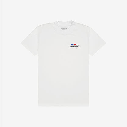 A camiseta possui modelagem highline, com um corte padrão e gola de 3,5 cm. Feita de malha 100% algodão premium de peso médio de 175 GSM na cor off-white. Possui estampa serigrafada na frente e nas costas. Gran Turismo, jogo, game, streetwear, corrida, tunning, anos 2000, playstation 2, nostalgia, amigos, dvd, cd, capinha
