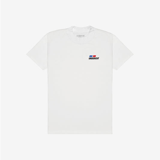 A camiseta possui modelagem highline, com um corte padrão e gola de 3,5 cm. Feita de malha 100% algodão premium de peso médio de 175 GSM na cor off-white. Possui estampa serigrafada na frente e nas costas. Gran Turismo, jogo, game, streetwear, corrida, tunning, anos 2000, playstation 2, nostalgia, amigos, dvd, cd, capinha