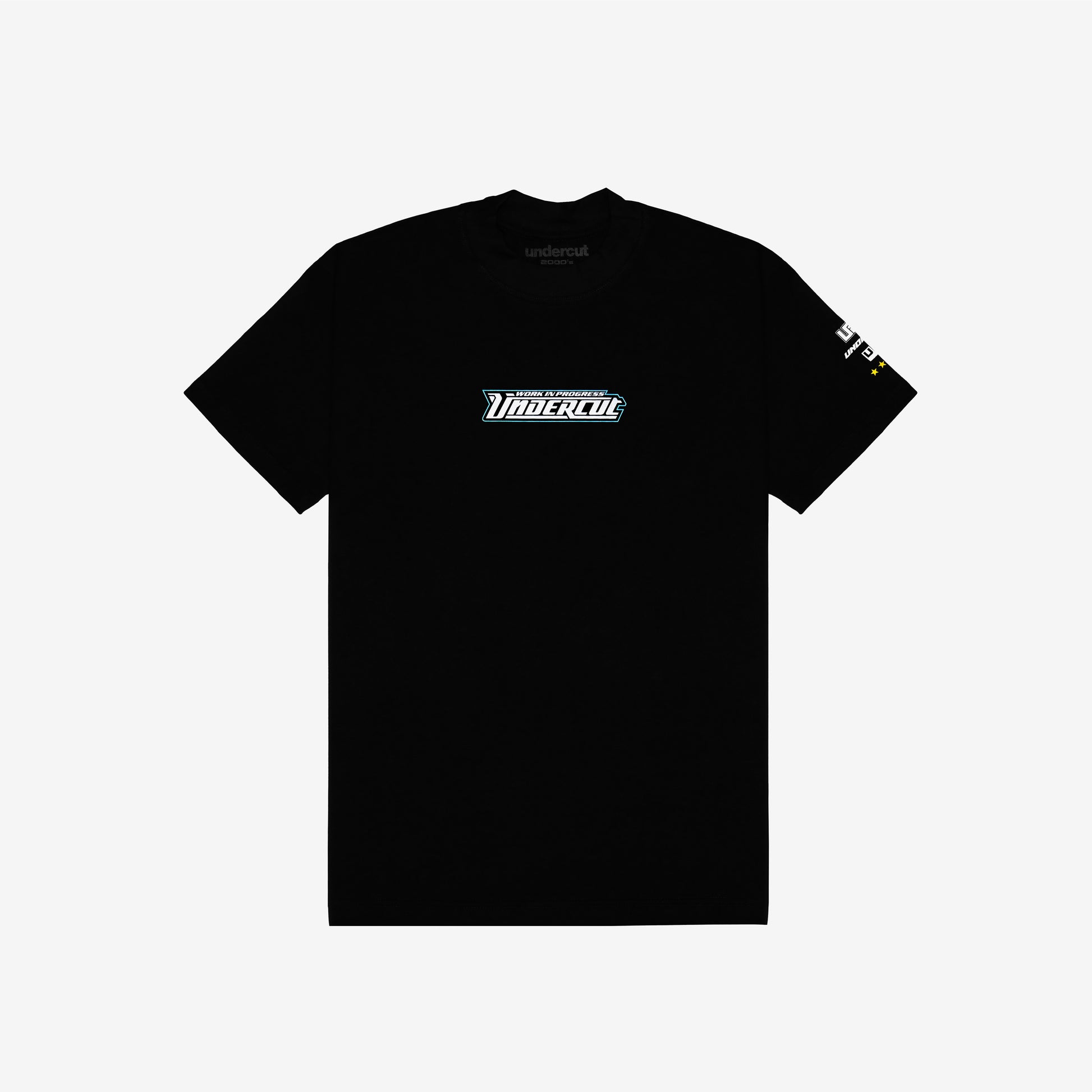 A camiseta possui modelagem highline, com um corte padrão e gola de 3,5 cm. Feita de malha 100% algodão premium de peso médio de 175 GSM na cor preta. Possui estampa serigrafada na frente e na manga. Need for speed, jogo, game, streetwear, corrida, tunning, anos 2000, playstation 2, nostalgia, amigos, dvd, cd, capinha