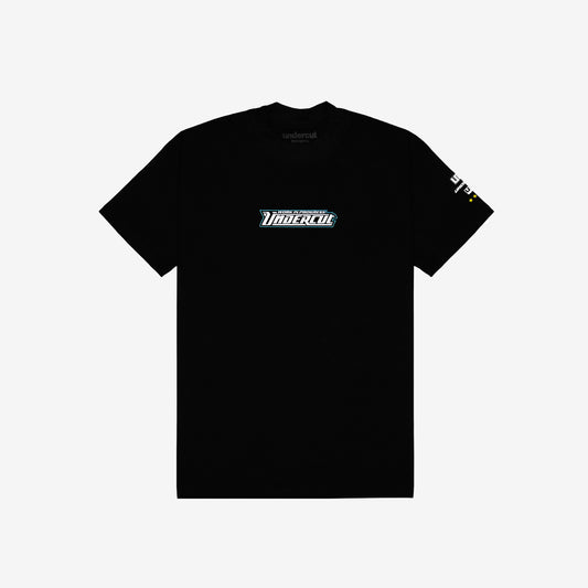 A camiseta possui modelagem highline, com um corte padrão e gola de 3,5 cm. Feita de malha 100% algodão premium de peso médio de 175 GSM na cor preta. Possui estampa serigrafada na frente e na manga. Need for speed, jogo, game, streetwear, corrida, tunning, anos 2000, playstation 2, nostalgia, amigos, dvd, cd, capinha