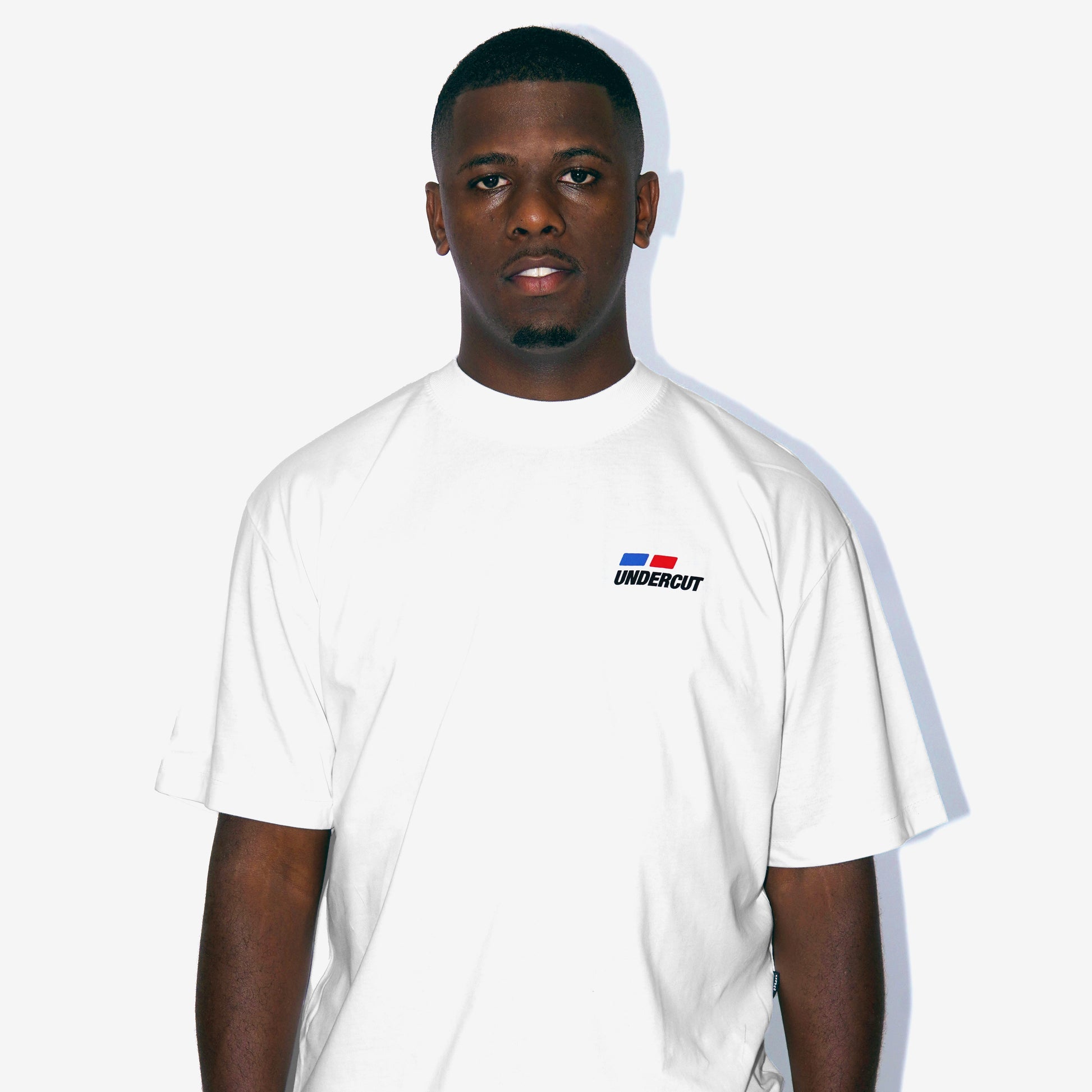 A camiseta possui modelagem highline, com um corte padrão e gola de 3,5 cm. Feita de malha 100% algodão premium de peso médio de 175 GSM na cor off-white. Possui estampa serigrafada na frente e nas costas. Gran Turismo, jogo, game, streetwear, corrida, tunning, anos 2000, playstation 2, nostalgia, amigos, dvd, cd, capinha