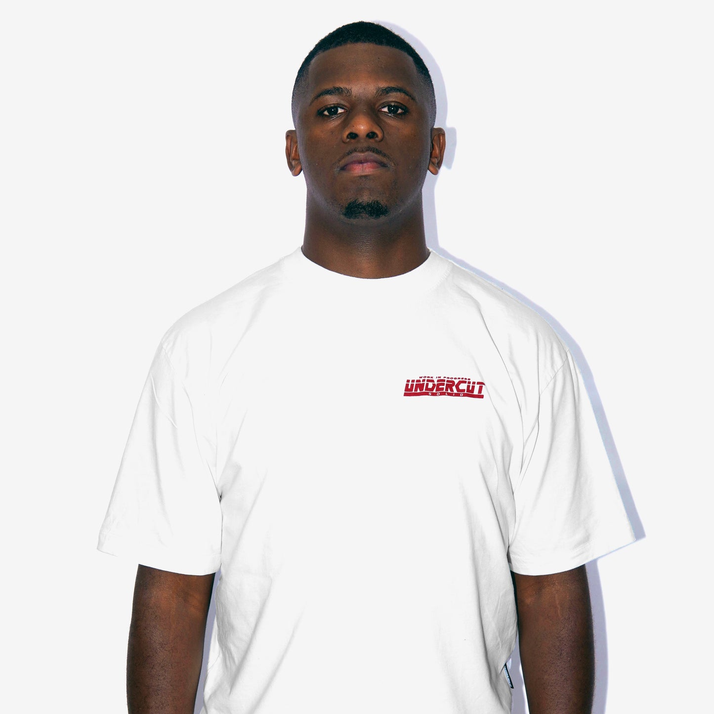 A camiseta possui modelagem highline, com um corte padrão e gola de 3,5 cm. Feita de malha 100% algodão premium de peso médio de 175 GSM na cor off-white. Possui estampa serigrafada na frente e nas costas. Metal Gear Solid, jogo, game, streetwear, corrida, tunning, anos 2000, playstation 2, nostalgia, amigos, dvd, cd, capinha