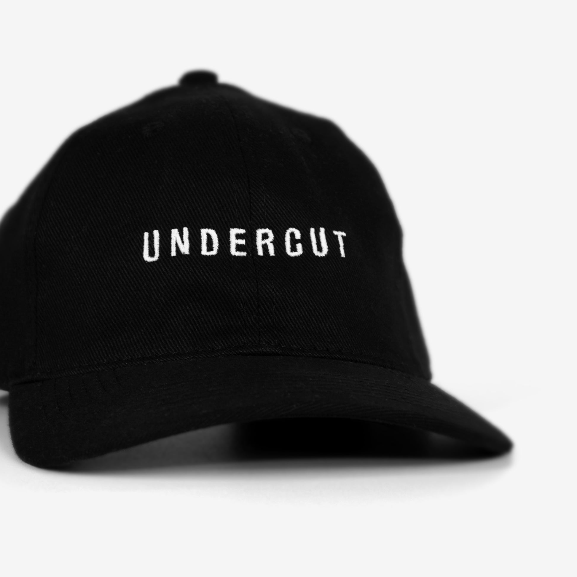 O dad hat da nossa marca é o acessório perfeito para completar seu look. Feito em sarja, ele apresenta um bordado exclusivo na frente e o slogan "Work in Progress" bordado no verso. Com ajuste de fivela cromada, oferece conforto e um toque de estilo despojado. Ideal para quem busca funcionalidade sem abrir mão de um visual moderno. Boné básico, rotina, dia-a-dia