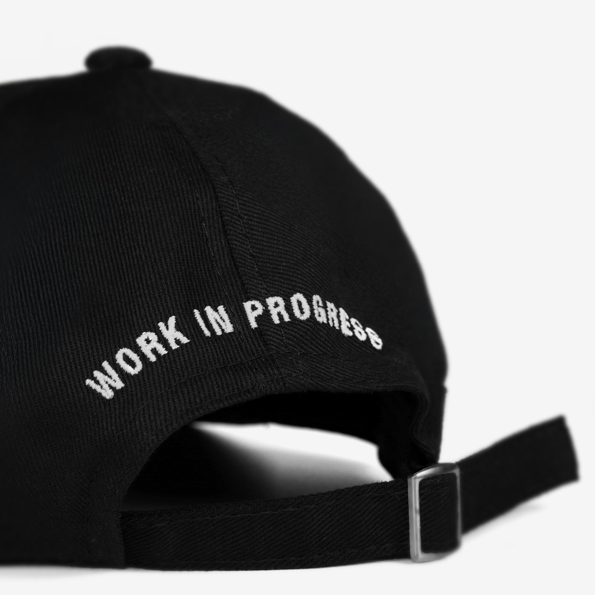 O dad hat da nossa marca é o acessório perfeito para completar seu look. Feito em sarja, ele apresenta um bordado exclusivo na frente e o slogan "Work in Progress" bordado no verso. Com ajuste de fivela cromada, oferece conforto e um toque de estilo despojado. Ideal para quem busca funcionalidade sem abrir mão de um visual moderno. Boné básico, rotina, dia-a-dia