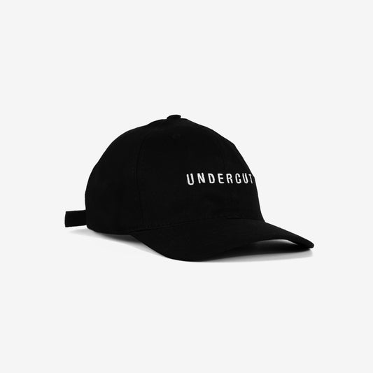 O dad hat da nossa marca é o acessório perfeito para completar seu look. Feito em sarja, ele apresenta um bordado exclusivo na frente e o slogan "Work in Progress" bordado no verso. Com ajuste de fivela cromada, oferece conforto e um toque de estilo despojado. Ideal para quem busca funcionalidade sem abrir mão de um visual moderno. Boné básico, rotina, dia-a-dia