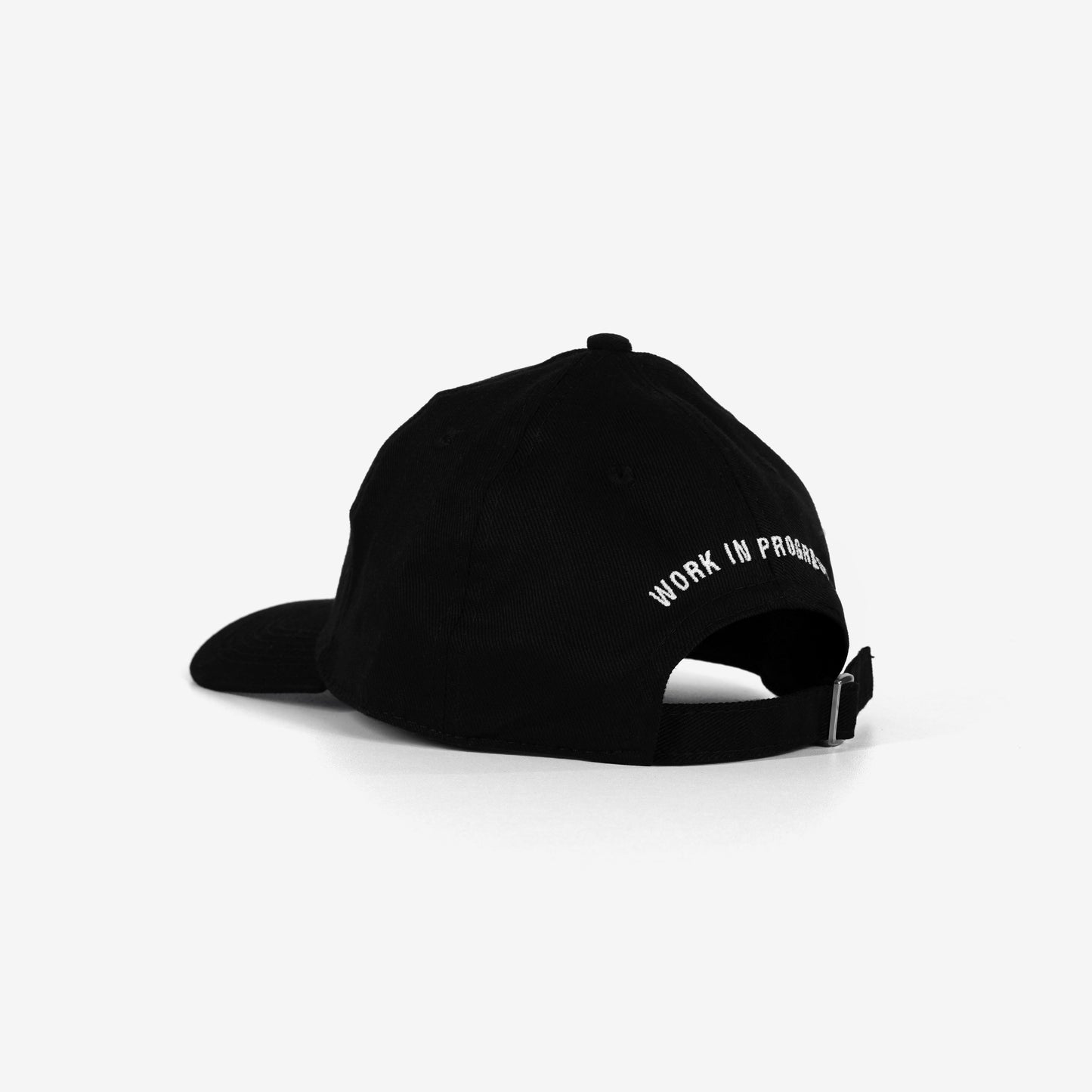 O dad hat da nossa marca é o acessório perfeito para completar seu look. Feito em sarja, ele apresenta um bordado exclusivo na frente e o slogan "Work in Progress" bordado no verso. Com ajuste de fivela cromada, oferece conforto e um toque de estilo despojado. Ideal para quem busca funcionalidade sem abrir mão de um visual moderno. Boné básico, rotina, dia-a-dia
